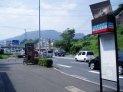 卸本町入り口バス停の前で